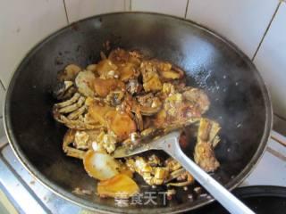 毛蟹炒年糕的做法视频,毛蟹炒年糕，简单易学，口感鲜美