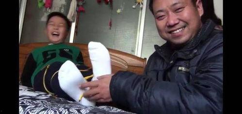 挠小姑娘脚心视频